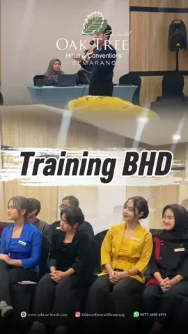 Bantuan Hidup Dasar (BHD) adalah tindakan pertolongan pertama yang diberikan kepada seseorang yang mengalami henti jantung, henti napas, atau kondisi gawat darurat lainnya sebelum tenaga medis datang. Tujuannya adalah menjaga suplai oksigen ke otak dan organ vital agar korban memiliki peluang selamat lebih tinggi.  *Pentingnya BHD di Dunia Perhotelan* Lingkungan hotel berhubungan langsung dengan banyak orang: tamu, karyawan, maupun pihak luar. Risiko keadaan darurat medis bisa terjadi kapan saja, seperti: * Tamu pingsan karena kelelahan atau penyakit bawaan. * Kecelakaan kerja karyawan (jatuh, tersedak, luka berat). * Kondisi mendadak seperti serangan jantung, stroke, atau sesak napas. Dengan adanya pengetahuan BHD, staf hotel mampu: ✅ Memberikan pertolongan pertama secara cepat & tepat. ✅ Menenangkan tamu dan keluarga. ✅ Menjaga citra profesionalisme dan kepedulian hotel. - A Vibrant City Resort - #oaktreehotel #oaktreesemarang #training #BHD #puskesmaspegandan 