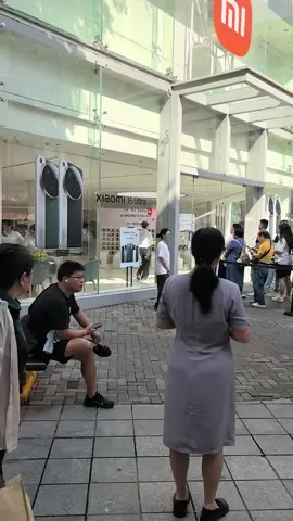 #Xiaomi17 Bạn cần phải xếp hàng để mua điện thoại Xiaomi ngay bây giờ. Dòng Xiaomi 17 có vẻ sắp cháy hàng rồi! 