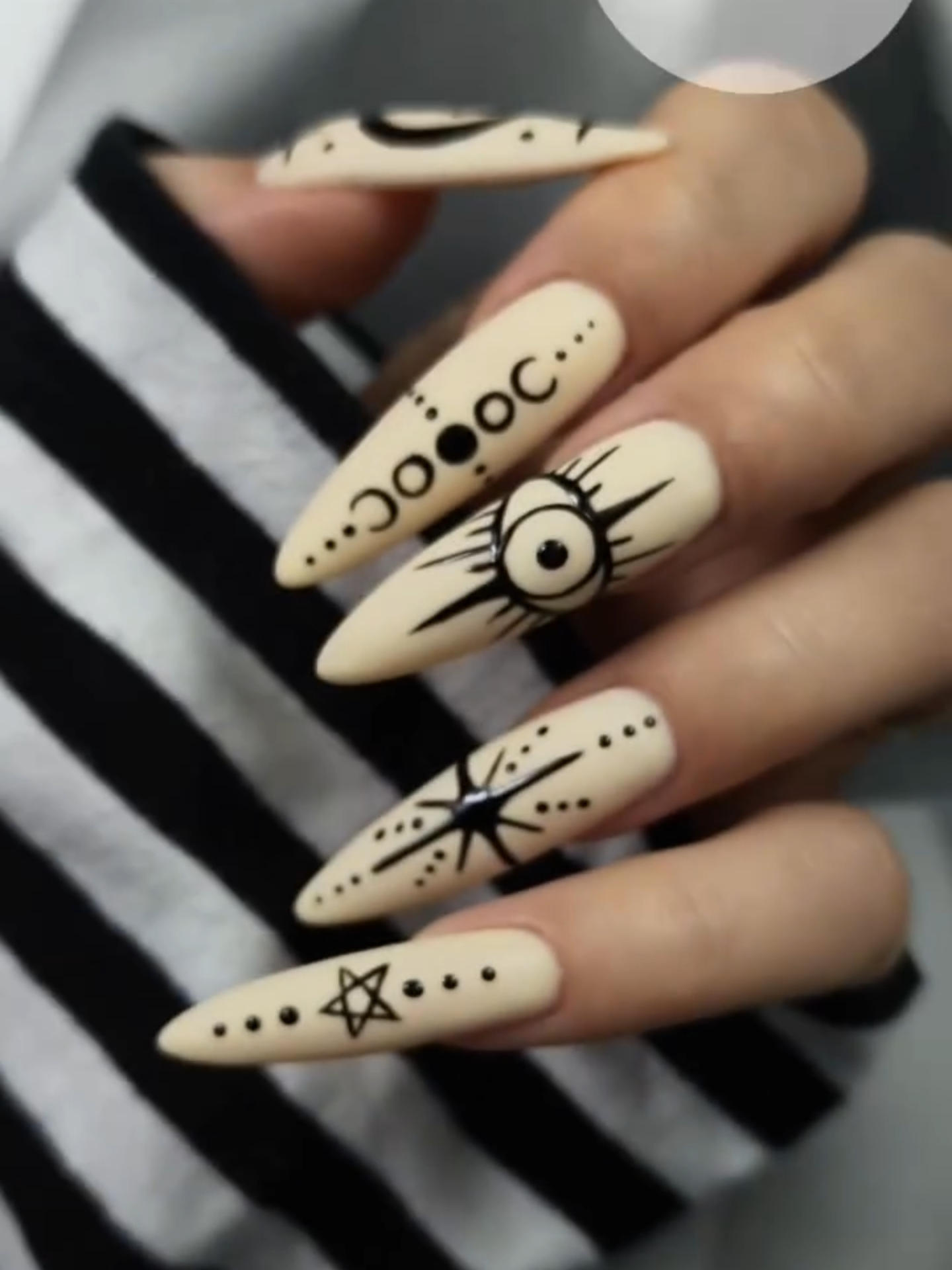 Cum ți se pare această stilizare „witchy”? 😁 Deocamdată e în varianta „soft”, pe o nuanță delicată, ca untul, pentru că mai sunt doar câteva zile până la perioada voastră preferată din an. 😈🖤 Produse folosite de la reforma: • Caramel Antike • Top Frozen • Top Pigment Black DA – aceste decorațiuni au fost pictate cu top negru! 🤯 Are o consistență super bună și poți picta cu el lejer. 💪🏻😁 #ManichiurăCuStil #Fallaesthetic #reforma #tpofree #autumn #Fallnails #unghiiperfecte #Nailtrends