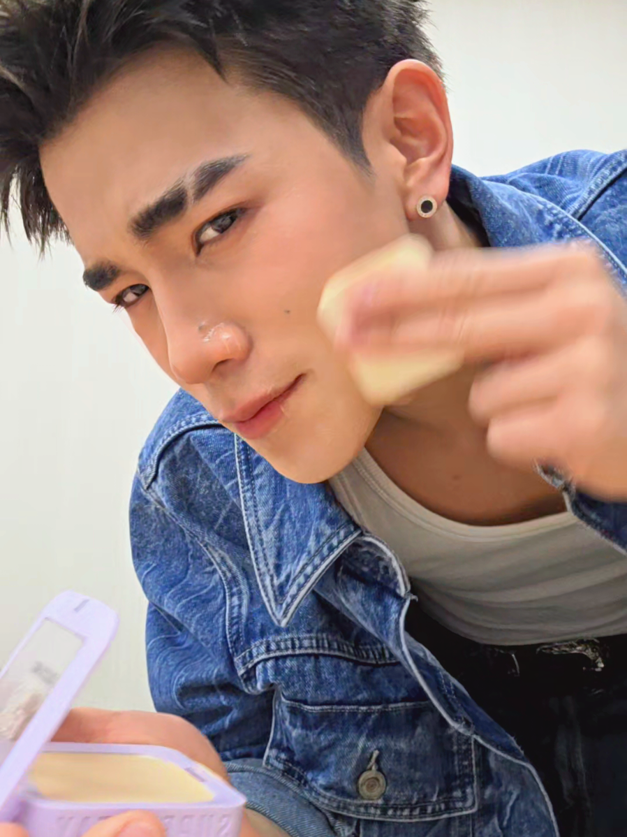 sugar on my tongue 😜 , but flex on my face  #FourthxMaybelline #แป้งมูฟหน้าเนียน #SuperStayFlexPowder #MaybellineThailand #Fourthnattawat
