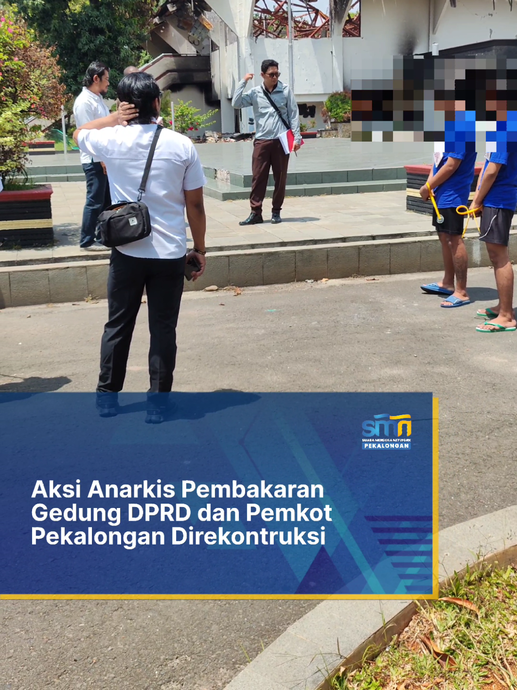 Dua tersangka aksi anarkis menjalani rekonstruksi dengan 8 adegan di kompleks DPRD dan Pemkot Pekalongan, mulai dari kedatangan hingga pelemparan batu. Rekonstruksi ini juga dihadiri pihak kejaksaan, pengacara, dan saksi untuk memastikan proses hukum berlangsung (29/09).