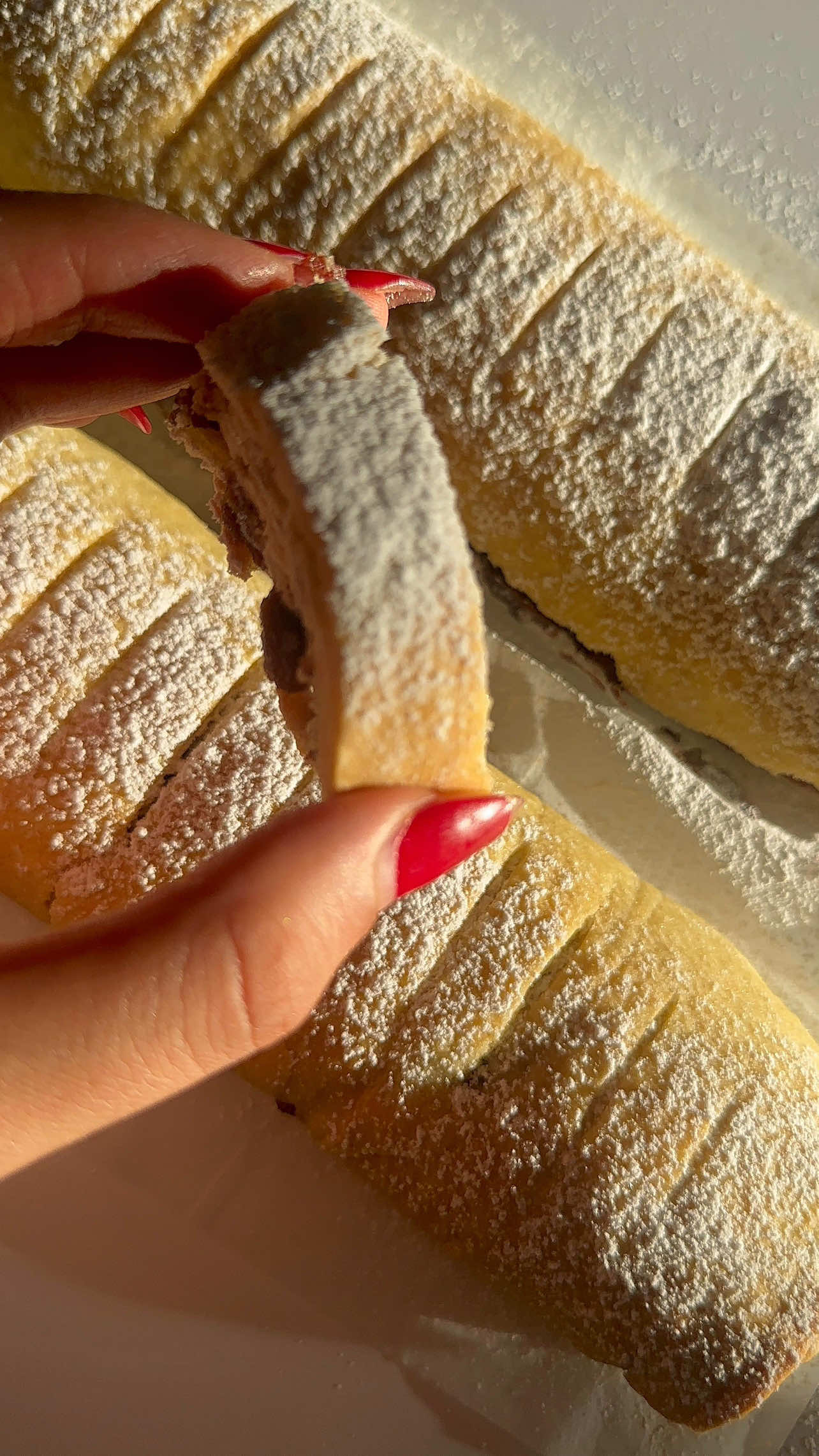 איך אני אוהבת מגולגלות יד אלף מתכונים ברשת אסל מתכון כזה לא תמצא מתכון- 1/2 קילו קמח תופח, 3/4 כוס אבקת שקדים (טחונים/מולבנים העיקר שקדים), 1 ביצה, 1 כוס אבקת סוכר, 200 גרם חמאה מומסת, 3/4 כוס מיץ תפוזים, אפשר לערבב עם מיקסר או ידני עד למרקם אחיד לרדד על נייר אפייה ולחלק את הבצק ל3 חלקים שווים ולמרוח עליהם נוטלה/ממרח תמרים לבחירתכם (או כל דבר שתרצו) ולגלגל כמו בסרטון  ולתנור 160 מעלות ל33 דקות כשהרולדות מתקררות רק אז לפזר אבקת סוכר מעל #מתכוןקל #המתכוניםשלאמאחני #fyp 