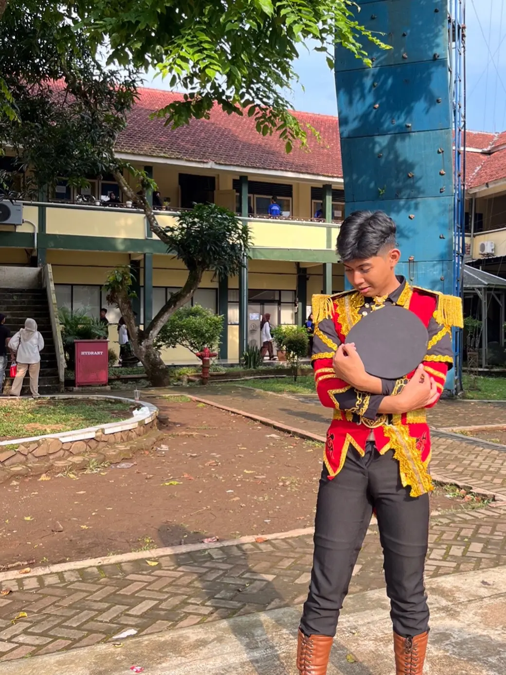 aku selalu berharap kau akan hadir melihat aku terakhir kalinya di event ini, tapi nyatanya itu hanya sebuah mimpi yg aku kemas dari jauh hari.. -dea