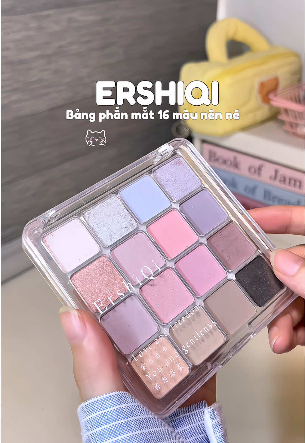 Lúc khui hàng là tui thấy hộp móp, nhìn cũ cũ r. Xong cái mở ra có mấy ô màu như ô màu nâu nó bị lỡ lỡ bể bể như ai dùng rồi hoặc là vận chuyển bể. Này là tui lau chùi sạch tui mới quay á, chứ mới nhận hàng tui hoảng luôn. Tiện thể đây mấy bà có thể rcm cho tui 1 bảng mắt dành cho người mới bắt đầu make up được hem. Cảm ơn mí bà nhìuuuuu #phanmatnoidiatrung #phanmat #bangphanmat #makeup #trangdiem 