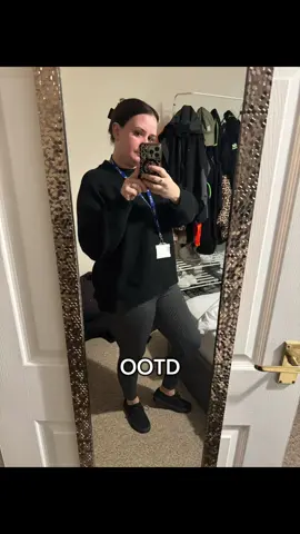 No makeup Monday, hair not done, but at least the weather’s finally on my side 🥶 #NoMakeupMonday #OOTD #CozyVibes #ColderDays #HereForIt