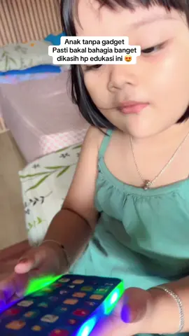 Seneng bgt dia dibeliin hp mainan ini😚