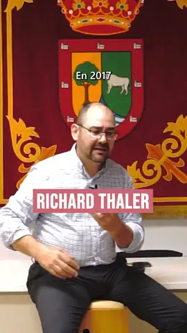 El cerebro funciona de una forma biológica, y uno de estos principios es el ahorro energético. Por ese motivo existen muchos efectos que están relacionados con este principio, como es el NUDGE, desarrollado por Richard Thaler y que fue motivo de recibir el premio Nobel en economía en el año 2017. 🎙️Emociones en forma (Lozoyuela) 📜Programa CONFÍA 🔬Lab PIENSA #Ingenieriadeconducta #Indefensionaprendida #Psicologiadeportiva #Diseñodeconducta #Grupomindset #Labpiensa #Conducta #deporte