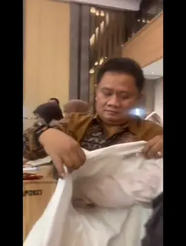 Apothecary Oath🤍 Untuk mama dan papa, kalian bukan sekedar penyemangat, tapi bagian terbesar dari perjalanan ini. Gelar ini mungkin atas namaku, tapi perjuangannya milik kita bersama. Terimakasih untuk segalanya🥺❤️ #apoteker #fypシ゚ 