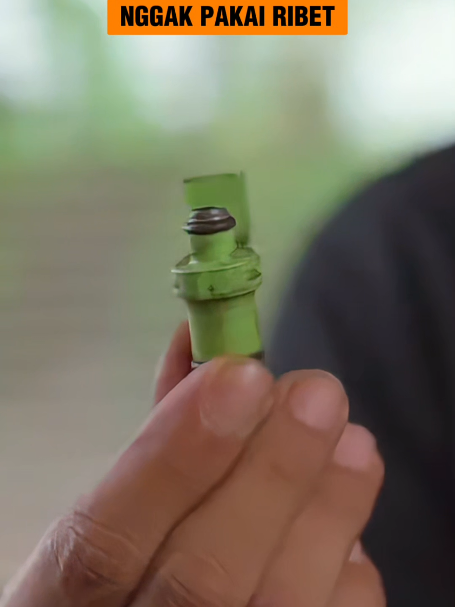 Simak cara ngatasin motor brebet, gak pake ribet! 🔧 Motor brebet biasanya gara-gara injektor kotor. Aliran bensin ke mesin tersendat → pembakaran gak sempurna → tarikan ngempos, bensin makin boros. 💡Solusi? Pake Otogard EVO Injector Cleaner: ✔️ Formula khusus ngeluruhin kerak & residu di injektor ✔️ Cukup tuang 1 botol ke tangki pas isi bensin ✔️ Cairannya otomatis kerja bersihin lewat aliran bahan bakar Hasilnya? Tarikan balik enteng, motor halus lagi, bensin irit. 🚀 Motor brebet gak usah bikin ribet → klik keranjang kuning sekarang! #EVOInjectorCleaner  #OtogardCare  #MotorAntiBrebet  #TarikanEnteng  #MotorIritBensin 