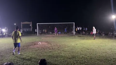 Aap ko dakhne ham      NAHI aasaktya.🥹 . . . . . . . . . . . . . . . . . . . #neymarjr #night #viral  #football #foryou  @अस्मिता 🌷 @❝𝐌𝐚𝐫𝐜𝐞𝐥𝐨 _12❞❤️⚽ @Nirajan Umar @❦siZuka⚘♡ @⚡... S..A..M..I..R... 💐💗⚽? 