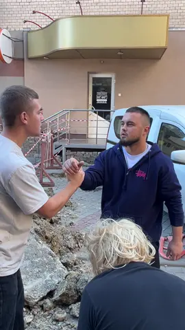 Як ти себе з дівчиною поводиш? -грубо!