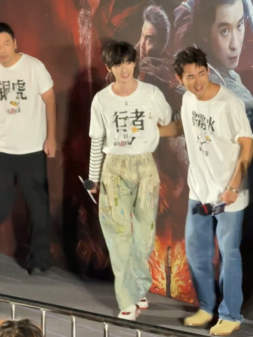 ติงเกอที่งานโปรโมทภาพยนตร์ 刺杀小说家2 ค่ะ เหมือนตำแหน่งที่ยืนจะอยู่ตรงกลางเลยเปลี่ยนที่ยืนกับพี่ๆ😂🦊✨ #dingchengxin #丁程鑫 #tnt时代少年团 #tnt_thời_đại_thiếu_niên_đoàn 