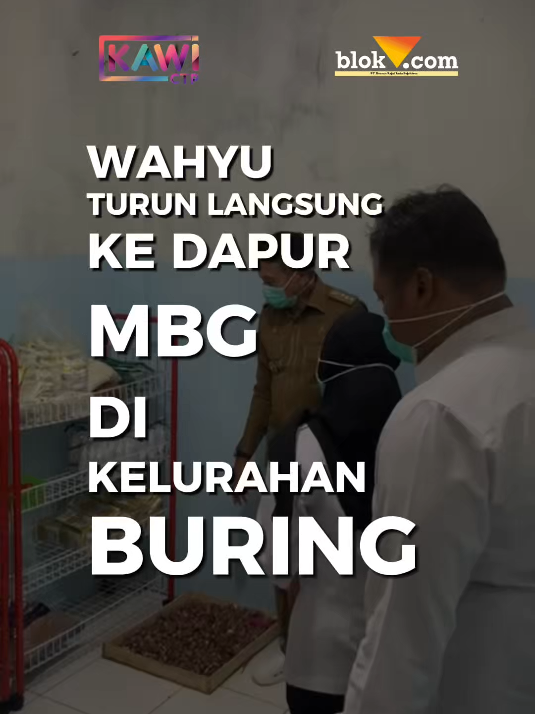 Wali Kota Malang, Wahyu Hidayat menenangkan warga Kota Malang agar tidak cemas akan pemberitaan kasus keracunan gegara Makan Bergizi Gratis (MBG). Di Kota Malang dipastikannya tidak akan ada kasus keracunan itu. Untuk memastikan, dia langsung turun ke Satuan Pelayanan Pemenuhan Gizi (SPPG) di Kelurahan Buring, Kecamatan Kedungkandang, Kota Malang, Senin (29/9/2025). “Saya memastikan melihat secara langsung. Satu per satu SPPG. Tidak perlu cemas. Satu per satu tahapan dilalui,” jelasnya. Dia mengklaim, proses pembuatan SPPG di Kota Malang sudah sesuai SOP (Standard Operating Procedure). Ini dipadat Wahyu dengan memeriksa dan melihat proses pembuatan makanan. Bahkan Wahyu juga sempat mencicipi menu MBG hari ini, Senin (29/9/2025), yakni ayam krispi-nya.“Tidak kalah dengan ayam krispi yang dijual. Setelah tempat memasak kami melihat makanan dimasukkan pada food tray. Memang SOP jalan semua,” imbuhnya. Bahkan petugas SPPG juga terjaga kebersihannya. Semuanya mengenakan celemek dan masker. Makanan pun diupayakan higienis. Hal ini yang membuat kasus keracunan di Kota Malang tidak ada. Selengkapnya kunjungi website www.blok-a.com #infomalang #infomalangraya #pemkotmalang #wahyuhidayat #mbg #dapurmbg #makanbergizigratis