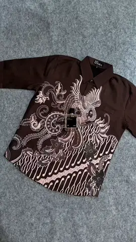 Motif baru Batik Raksaka Premium ini effortlessly keren buat kantor, hangout, sampai kondangan. Wajib punya! Cek keranjang kuning. 🛒 #BatikPria #BatikMahogany #BatikModern #BatikOOTD #KemejaBatik 