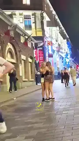 جولة ساحرة داخل قلب الحياة الليلية لمدينة ليفربول 🇬🇧 #streetparty #uknightlife #vibes 