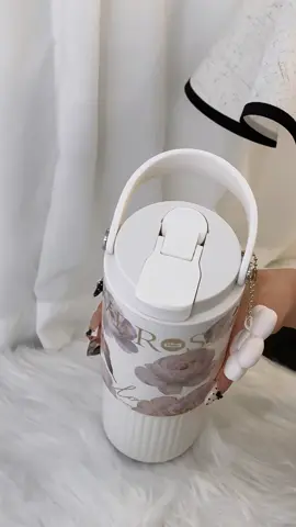 Gelas air yang bisa minum susu dan kopi itu sangat lucu. Gadis-gadis Indonesia menggunakannya.#promomakangajian #sidagar #tiktokmakemebuyit #Gelasminum #promoseruweekend 