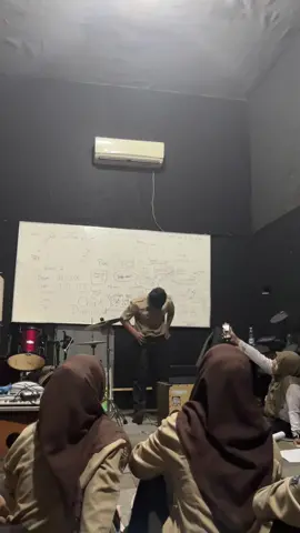 Konser gratis tiap hari @MAN 1 BANJARNEGARA @Pamungkas @bielllllll @Bu guru seni @R Pram #monologpamungkas #coverlagu #man1banjarnegara 