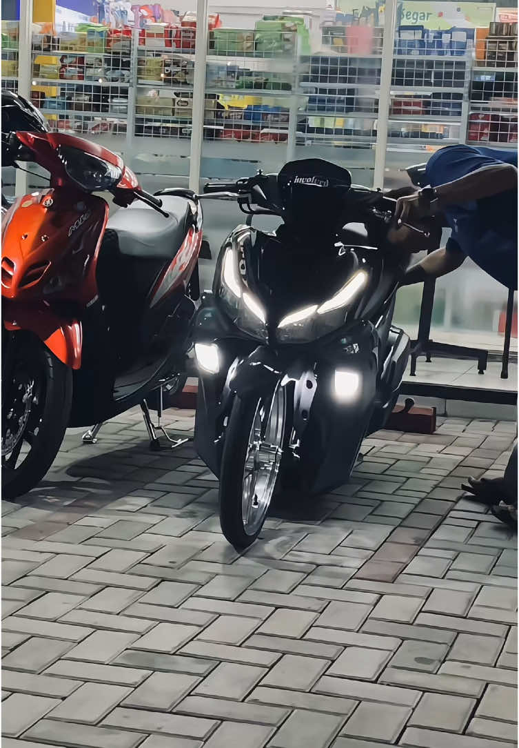 Tidak kuat mengangkat #foryoupage #xbcyza #masukberanda #aerox155 #penggunaring17 #aeroxmodifikasi #aeroxbogor #aeroxblackgrey #aeroxdownsize #aeroxconnected 