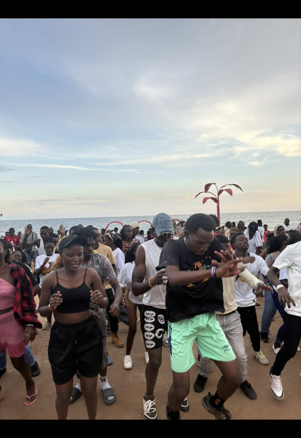 Coco Beach Entebbe wishes to you all a happy new week! This is how good beach day was over the weekend! #cocobeachclubebb #fyp #foryoupage #fun #newweek 