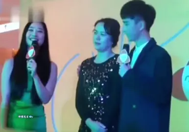 🐟妈妈好美！终于感受到妈妈基因转给儿女是什么样的体会了！连那腼腆可爱的脸庞也是妈妈给了你。🐟妈妈！希望您能好好保护好自己，其他的都由我们来承担 #于朦胧 #justiceforyumenglong #yumenglong #yumenglong于朦胧 #于朦胧妈妈 