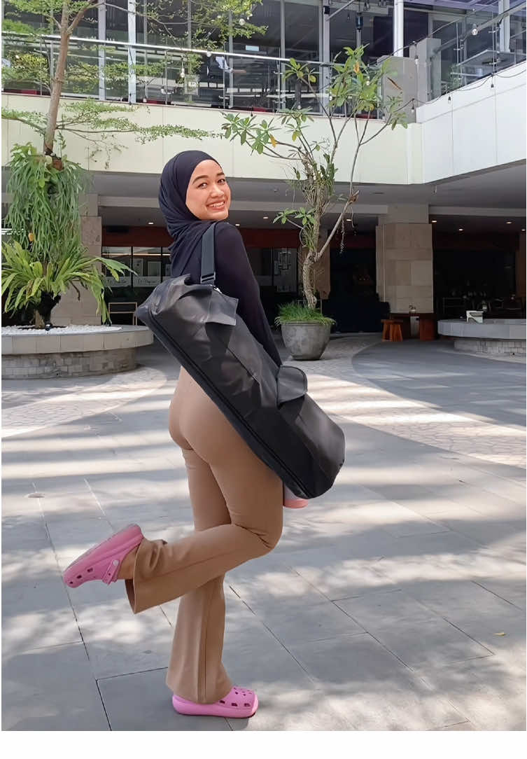 YU YA YU: YUk Yoga bersamA aYU🫶🏼 jilbab kali ini bakal jadi jilbab andalan untuk olahraga ataupun daily🫶🏼🫶🏼🫶🏼 #yoga #yogapose #hijabolahraga 