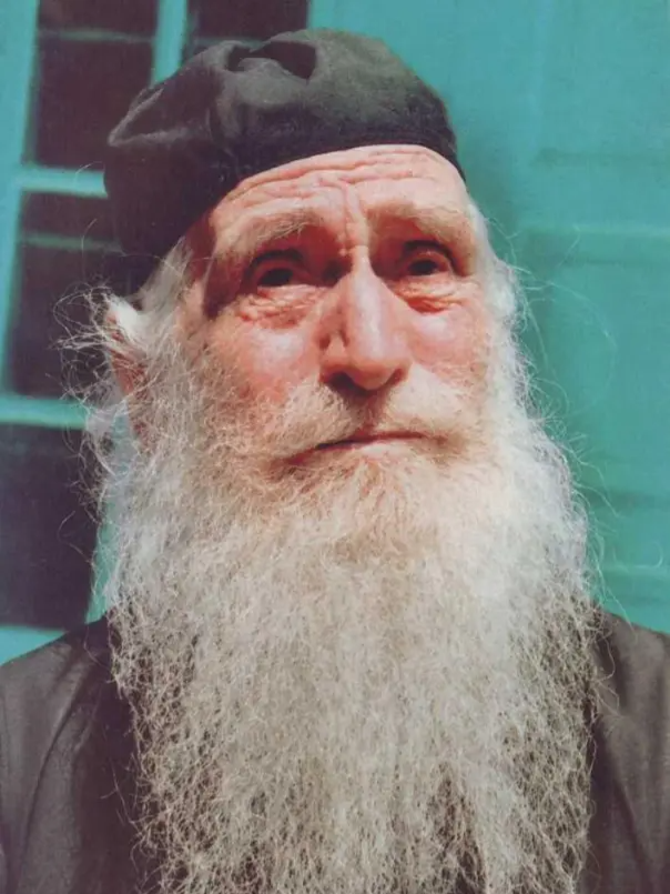 „Nu căuta să vezi cât Îl iubești tu pe Dumnezeu, ci cât de mult te iubește El pe tine. Din această descoperire începe adevărata viață duhovnicească.” Sfântul Cuvios Dionisie Ignat de la Colciu, Muntele Athos #mărturiiathonite #trinitastv #IubireaLuiDumnezeu #ViataDuhovniceasca    ▶Urmăriți aici ediția integrală: https://tinyurl.com/sfantuldioniseignat