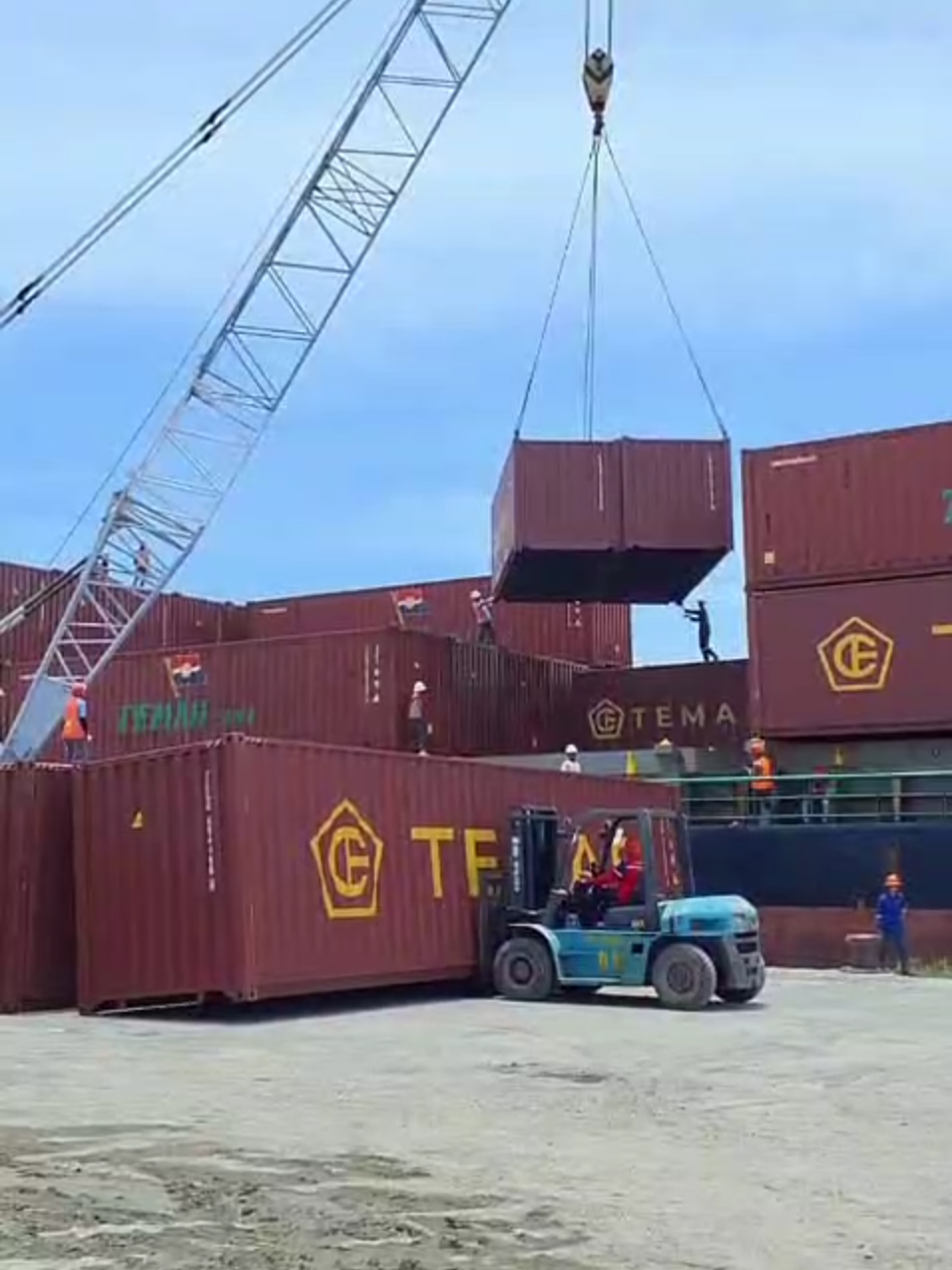 🔧Mesin bekerja, manusia berkarya! Pelindo Regional 1 Lhokseumawe memastikan bongkar muat di Pelabuhan Krueng Geukueh melaju tanpa hambatan. Sinergi inilah yang menjadikan pelayanan logistik semakin tangguh, efisien, dan berdaya saing. Hasilnya? Akselerasi layanan cepat, tepat, dan efisien. 📦 Dari dermaga pelabuhan ini, roda ekonomi terus berputar!  🌊 Dari Aceh Utara untuk Nusantara! #pelindoregional1lhokseumawe #pelindomelesat #PelindoGroup #Pelindo #acehutarabangkit #pelabuhankruenggeukuh @mildanoer #Pelindoregional1