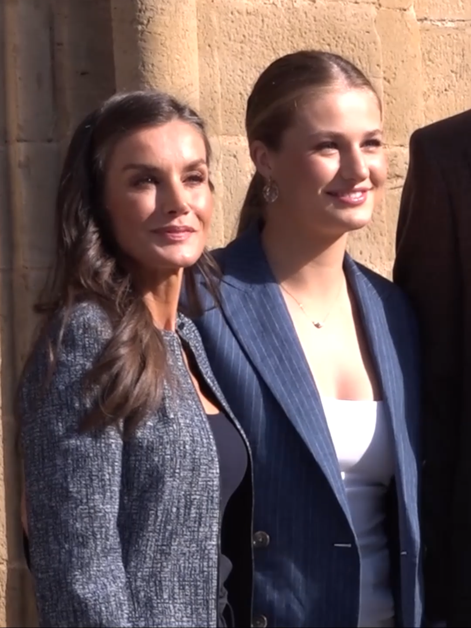 Sus Majestades los Reyes y la Princesa de Viana comenzaron con la visita al Palacio Real de Olite. Tras los saludos a las autoridades y a la corporación municipal, iniciaron la visita por el palacio donde recorrieron la sala de excavaciones, la cámara de la Reina, la cámara del Rey, la galería del Rey y la galería de la Reina. Prosiguieron su recorrido por las almenas y la sala de exposiciones en la Torre del Homenaje. Durante el recorrido han contado con las explicaciones del especialista medievalista, quién ha narrado la historia del palacio y las principales características de las cámaras reales, las distintas torres, lo jardines, etc.​ Posteriormente, Don Felipe, Doña Letizia y Doña Leonor se trasladaron a Tudela donde visitaron su Ayuntamiento. A su llegada, Don Felipe y Doña Letizia acompañados de la Princesa de Asturias y de Viana se dirigieron al Salón de Plenos donde se realizaron unas fotografías frente a una placa conmemorativa de su visita. Seguidamente, recibieron los saludos de los miembros de la corporación municipal con los que se posaron para una fotografía de grupo. También pudieron contemplar el arca de los teruelos (antiguo sistema elección de cargos municipales utilizado desde S. XVI hasta el S. XIX) símbolo de la ciudad expuesto sobre la mesa. A continuación, Sus Majestades los Reyes y la Princesa de Viana se trasladaron al Palacio del Marqués de San Adrián, sede de la Universidad Nacional de Educación a Distancia (UNED). Tras ser recibidos por el Rector de la Universidad Nacional de Educación a Distancia y el director de la UNED Tudela, se dirigieron al patio central donde recibieron los saludos de los directivos de la Cámara de Comercio de Navarra y los responsables de la Comunidad de las Bardenas Reales con ocasión de la entrega del Premio Especial de la Cámara de Navarra a esta institución, con los que posteriormente mantuvieron un encuentro. Durante su visita, también pudieron observar los frisos del Palacio del Marqués de San Adrián.  #Shorts #lujo #moda2025 #lifestyle #tendencias #TheLuxonomist #parati #letizia