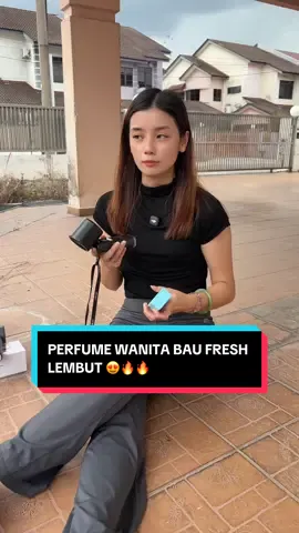 Peony ni bau fresh floral fruity bau diaaa sgt2 elegen classy tapi lembut2 yg sgt wangi weh. Kalau korang nak satu bauan yg tinggal belakang compliment getter , ramai tegur tapi lembut manissss I recommend beli peony mmg best handcrafted by blanco sendiri bukan dupe bukan inspired 😍🔥🔥 #peony #mamaelaine #perfumewanita #dailywearperfume #blanco 