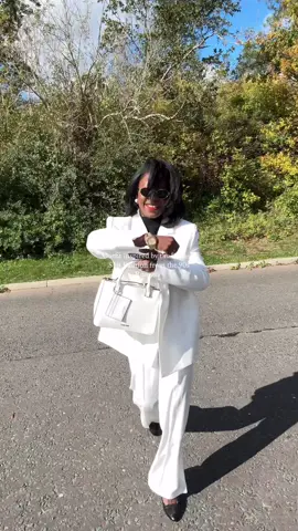 A bold 90s inspired outfit, perfect for Paris Fashion Week 😉 #parisfashionweek #fashiontiktok #90sfashion 