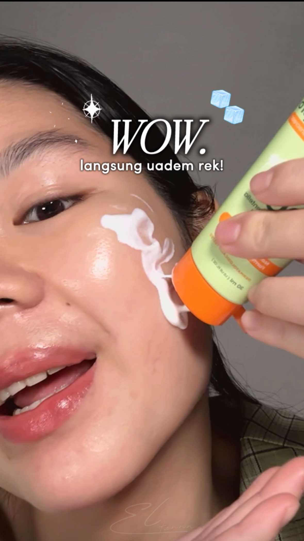 Sunscreen yang bikin wajah instant fresh emang  paling nyaman di kulit sensitif, kaya produk terbarunya @Hanasui Official @Official Hanasui Skincare Lightweight Pro Calming Sunscreen yang ada centella & heartleaf-nya.   SPF 50 PA++++, feels-nya super ringan dan cepet nyerap karena teksturnya watery. Proteksi terbaik di 2 layer, aku sih suka pakai indoor!  #sunscreenlokal #HanasuiSunscreen #LightweightSunscreen #reviewsunscreen 