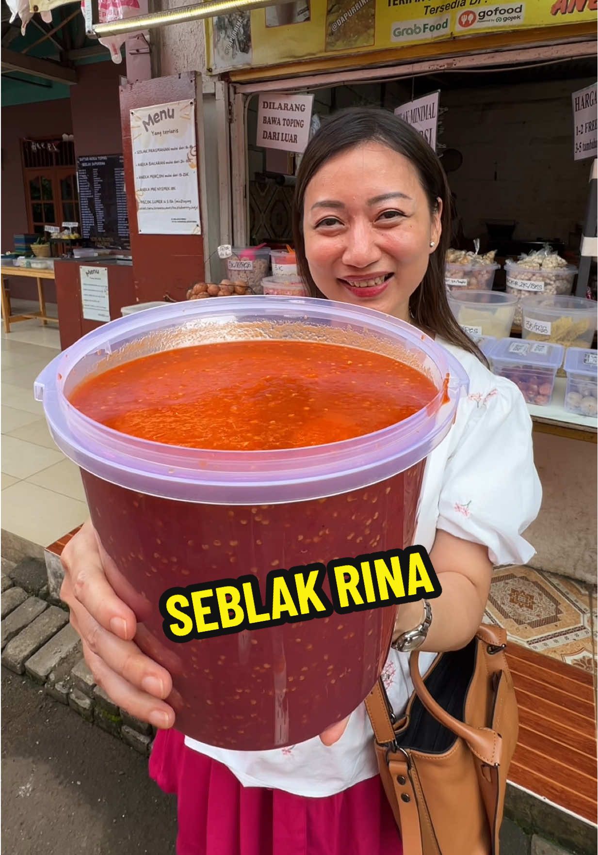 Replying to @damara076 MAKAN SEBLAK KUDU BLUSUKAN .. MANA DIPRANK KATANYA CUMA 100M … INI MAH LBH DR 1/2 KM BUUU 😂😂😂 #nanakoot 