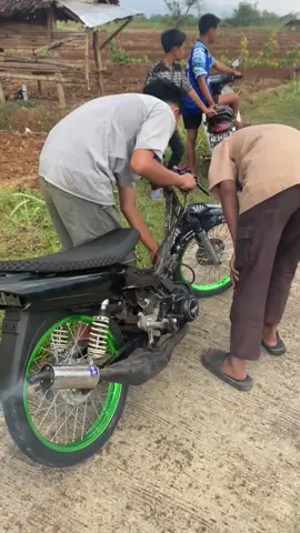 kalau nimpa di pikir mas 🤣🤣 #fizr_2stroke #fizrponorogo #fizrgantengstyle 