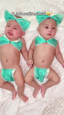 Sebelum sibayi ngamok kerjain dulu ah🤣 #babytwins #anakkembarlucu #pantai 