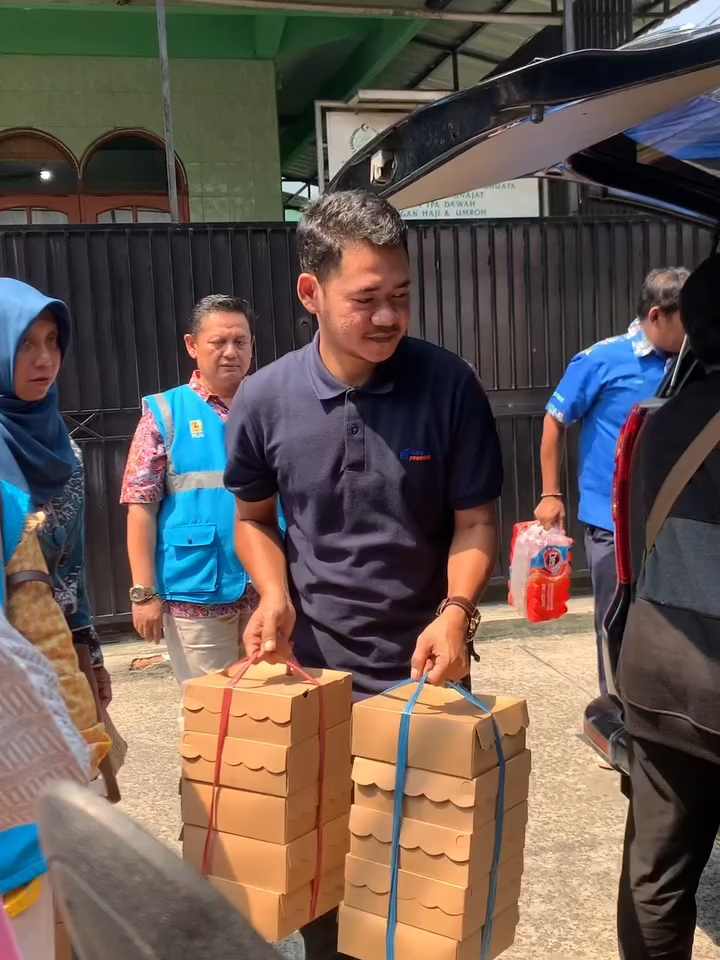 Jumat Berbagi, Saling Menguatkan YBM bersama PLN Bekasi menyalurkan semangat kepedulian lewat kegiatan berbagi 150 paket nasi sebagai bantuan makanan bergizi kepada masyarakat yang membutuhkan di wilayah Kota Bekasi yaitu di sekitar Stadion Patriot Candrabhaga, Alun-Alun Kota Bekasi, dan Stasiun Bekasi. Yang istimewa, paket nasi ini dibeli dari UMKM lokal, sehingga bukan hanya membantu saudara-saudara kita yang membutuhkan, tapi juga ikut menguatkan roda perekonomian masyarakat sekitar. Satu aksi, dua manfaat: menguatkan sesama dan mendukung UMKM. Semoga energi kebaikan ini terus mengalir dan membawa keberkahan untuk kita semua. #PLNUP3Bekasi #JumatBerbagi #SalingMenguatkan #UMKMBangkit #EnergiUntukKebaikan #PLNBekasi #plnjabar #plnmobile #semuamakinmudah