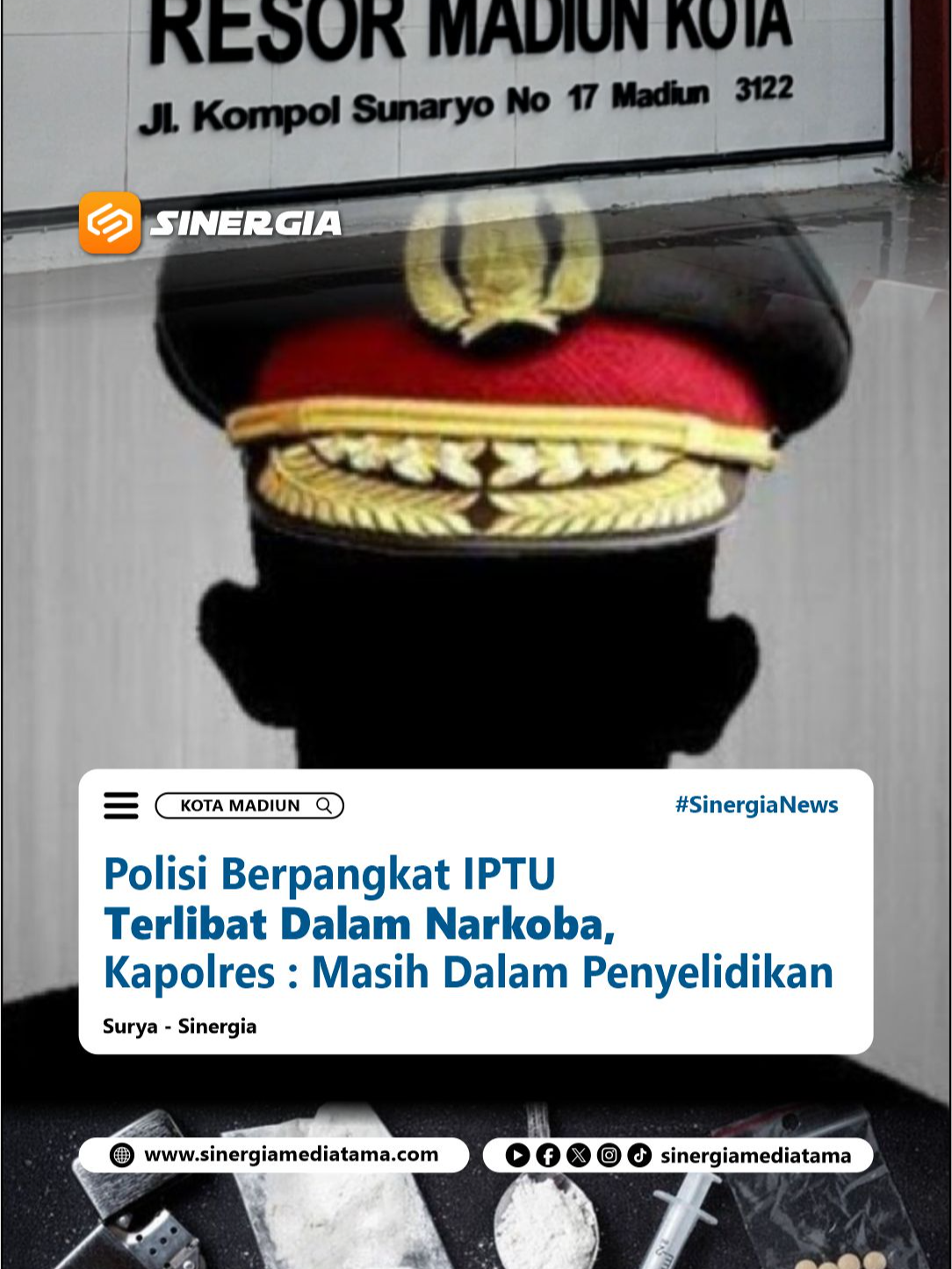 Sinergia | Kota Madiun - Oknum polisi berinisial Iptu BS anggota Polsek Manguharjo Polres Madiun Kota ditangkap tim Satresnarkoba Polres Madiun Kota. Penangkapan tersebut dilakukan setelah aparat menemukan barang bukti narkotika jenis sabu seberat kurang lebih 37 gram. Kapolres Madiun Kota, AKBP Wiwin Junianto, membenarkan kejadian itu. Menurutnya, kasus masih dalam proses penyidikan sehingga belum bisa dipaparkan secara detail.  Terkait kronologi penangkapan, Kapolres memastikan prosedur berjalan sesuai aturan. Dari hasil pemeriksaan awal, BS diduga sudah lama terlibat dalam peredaran sabu. “Barang bukti yang diamankan sekitar 37 gram. Pasal yang dikenakan adalah pasal pengedar narkoba. Indikasi kuat, aktivitas ini sudah dilakukan cukup lama. Tonton berita selengkapnya di Channel Youtube Sinergia Mediatama #KasusNarkoba #TindakPidana #PolresMadiunKota #OknumPolisi #Narkotika #SabuSabu #BeritaTerkini #KotaMadiun #BeritaMadiun #InfoMadiun #Madiun24Jam #MadiunMendunia #BeritaMagetan #BeritaNgawi #BeritaPonorogo #BeritaKabMadiun #SinergiaNews #SinergiaMediatama