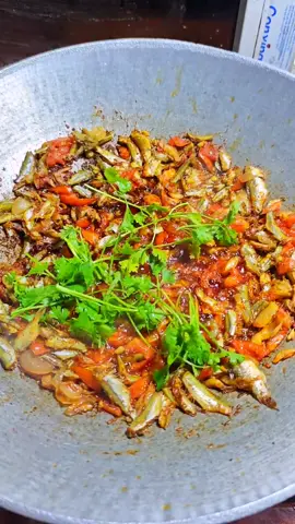 ငါးကလေး အိုးကပ်ချက်။#မြန်မာထမင်းဟင်း #ဘာချက်ရမလဲစဥ်းစားရတာအမော #အသဲလေးတော့ပေးသွားနော်😍 #အိမ်ရှင်မတွေဆီရောက် 