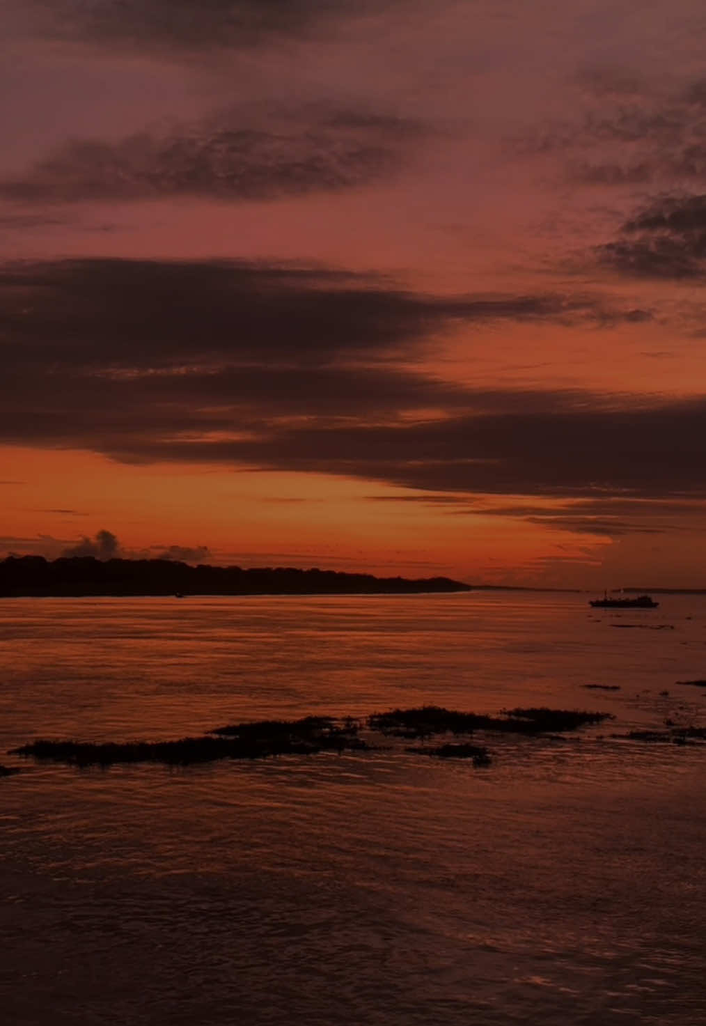 Amanhecer sobre o Rio Amazonas.  Trecho de viagem: Parintins → Manaus.  #Amazonas #Manaus #Parintins #RioAmazonas 