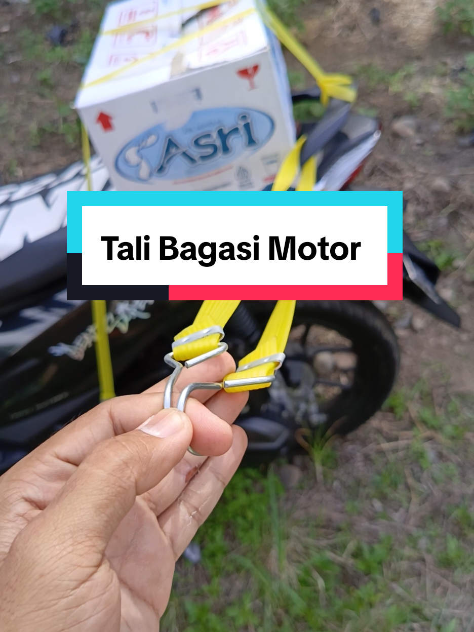 Rekomendasi tali pengikat barang praktis, satset langsung terpasang. tinggal cantolkan saja, tanpa ribet lepas pasang seperti tali yang lain. Tali Pengikat elastis dengan Cantolan besi tinggal cantolkan saja. Gak perlu bantuan orang lain lagi, dapatkan harga spesial dengan cara klik keranjang kuning yahh, mumpung masih ready stok. Jangan sampai gak kebagian #talipengikatbarang #talibagasimotor #talipengikatbarangmotor #karettalipengikatbarang #ModalKontenDoang 