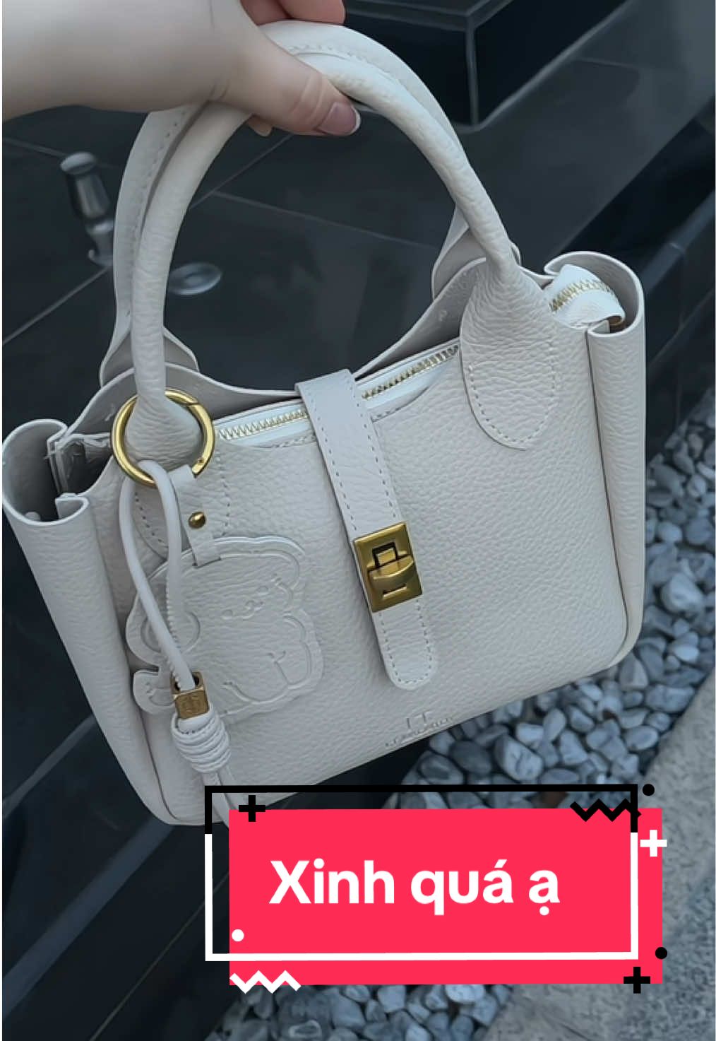 Túi đeo chéo, túi xách nữ kèm charm size20 có 3 ngăn rộng đựng nhiều đồ lắm ạ 😍 #mieustore #reviewtuixach #tuikepnach #tuideocheo #tuixachxinh 