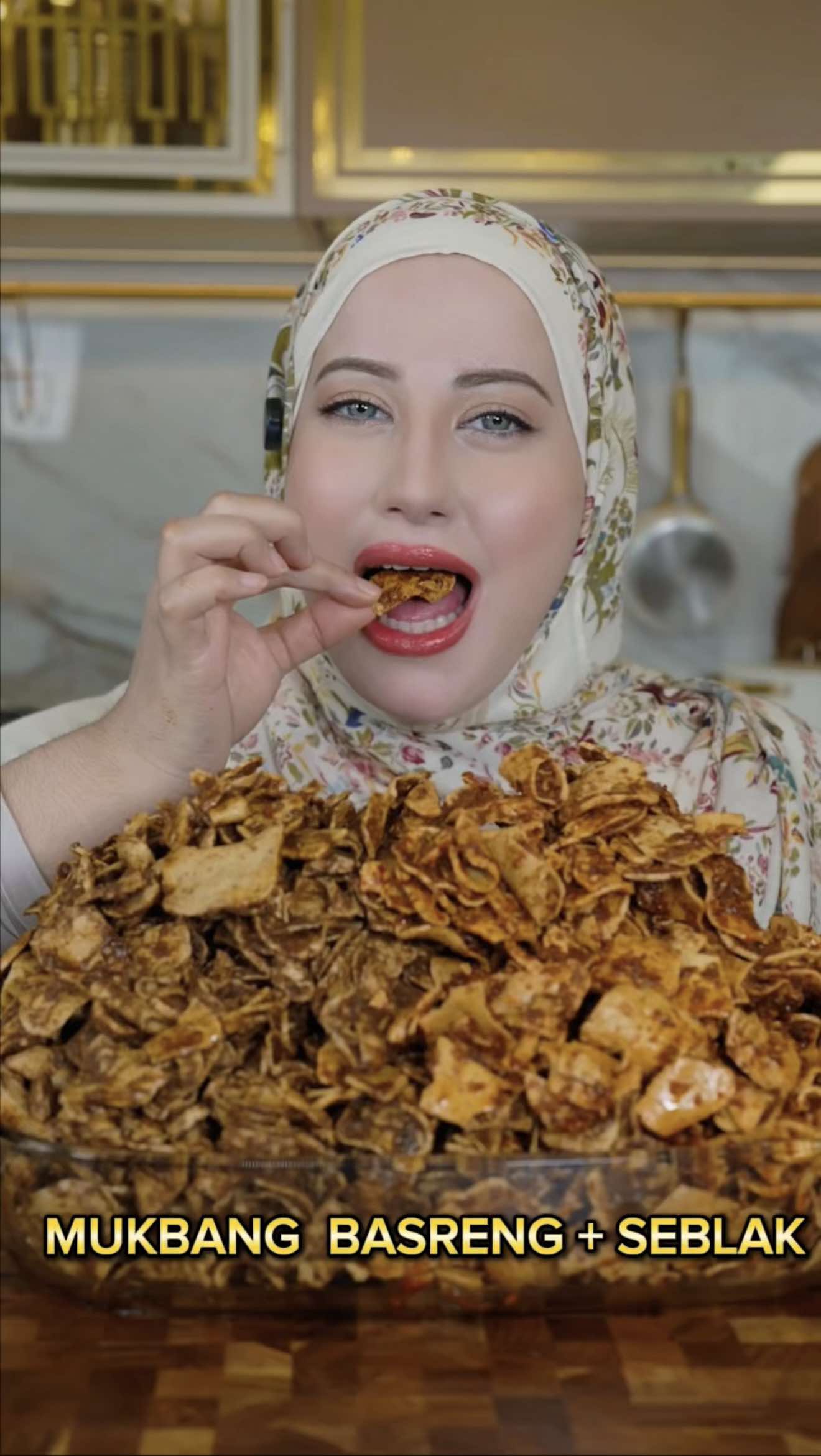 MUKBANG BASRENG + SEBLAK 😭👍🏻❤️ Enak bgtt ga ngerti lagi pake nasi juga mantep bgt karena bumbunya super melimpah ! Wajib cobainnn👍🏻👍🏻 Basreng nya ada yg rasa kecombrang dan rendang beli di @nyemil.saji 🥹🫶🏻  Rating : 9/10 ⭐️ #mukbang #asmrfood #seblak #basreng #tasyiathasyia