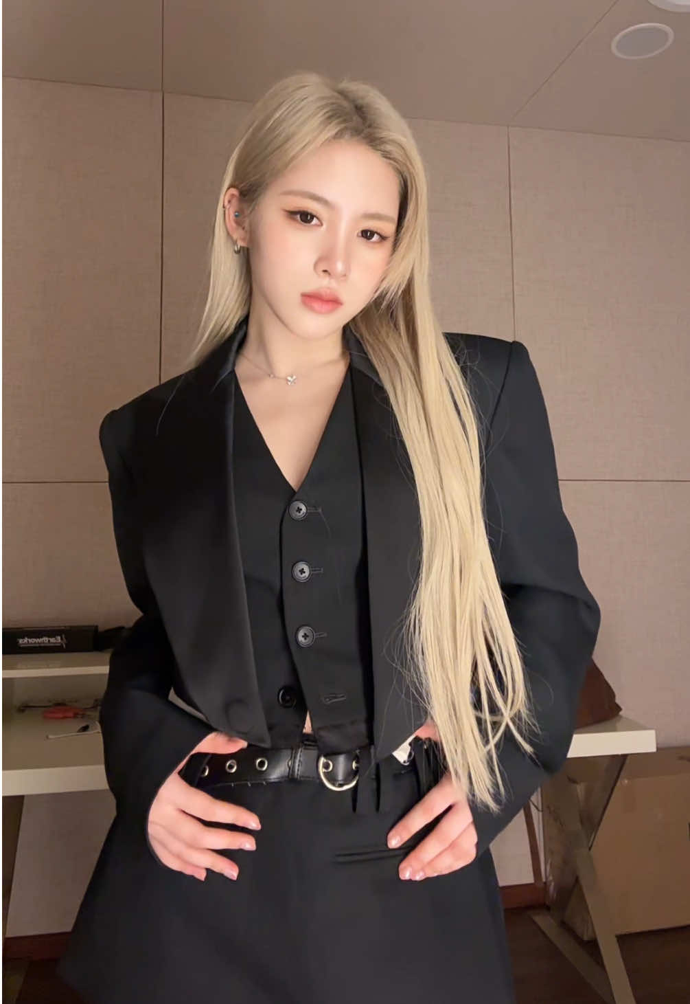 It’s autumn now, so make sure to stay warm~ Whenever you feel cold, come watch the video 👀 #RED #R_E_D #BETTY