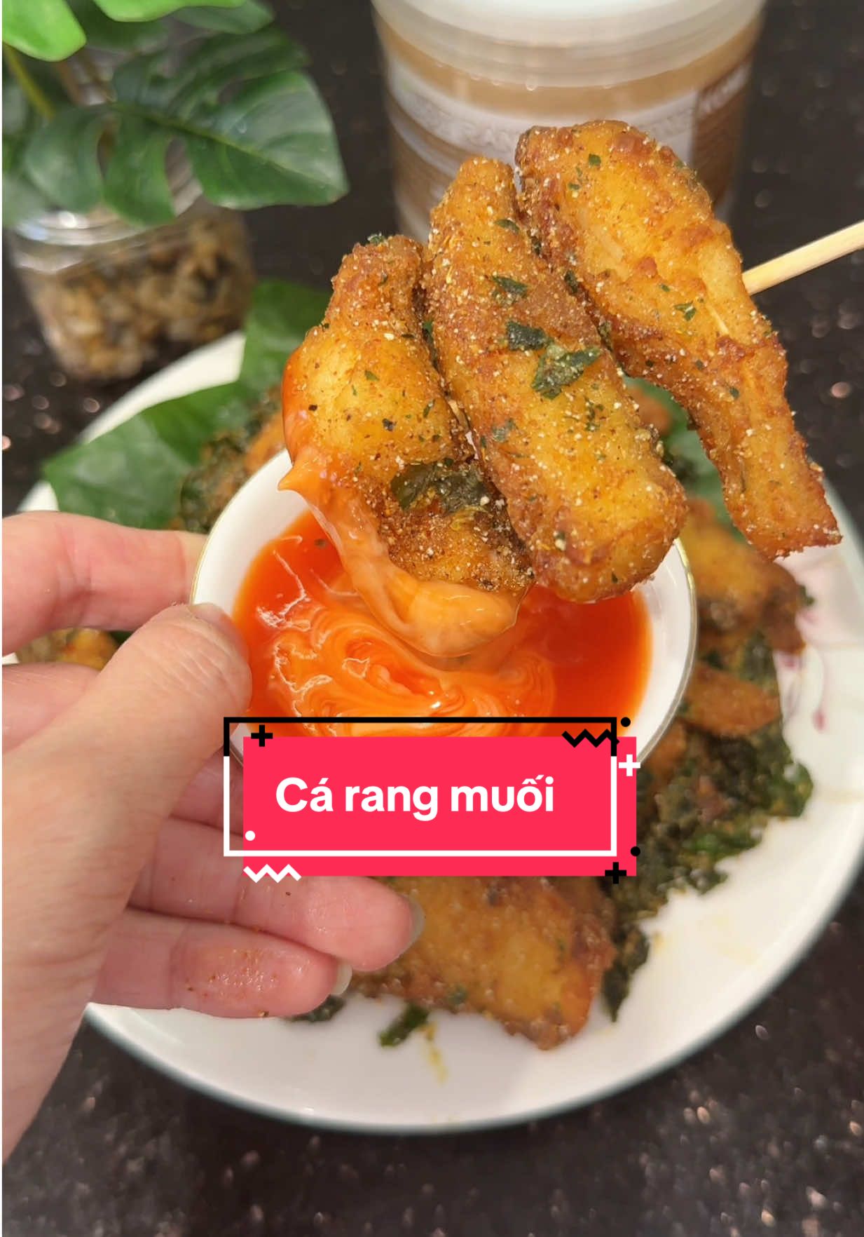 Gần ngày nhận lương mà làm món cá rang muối này thì có bao nhiêu chồng tôi cũng vui vẻ đưa cho vợ, món chiên rán có bột rang muối ăn bắt miệng lắm các bác ơi #lacluoichamchi #homnayangi #food #rangmuoi 