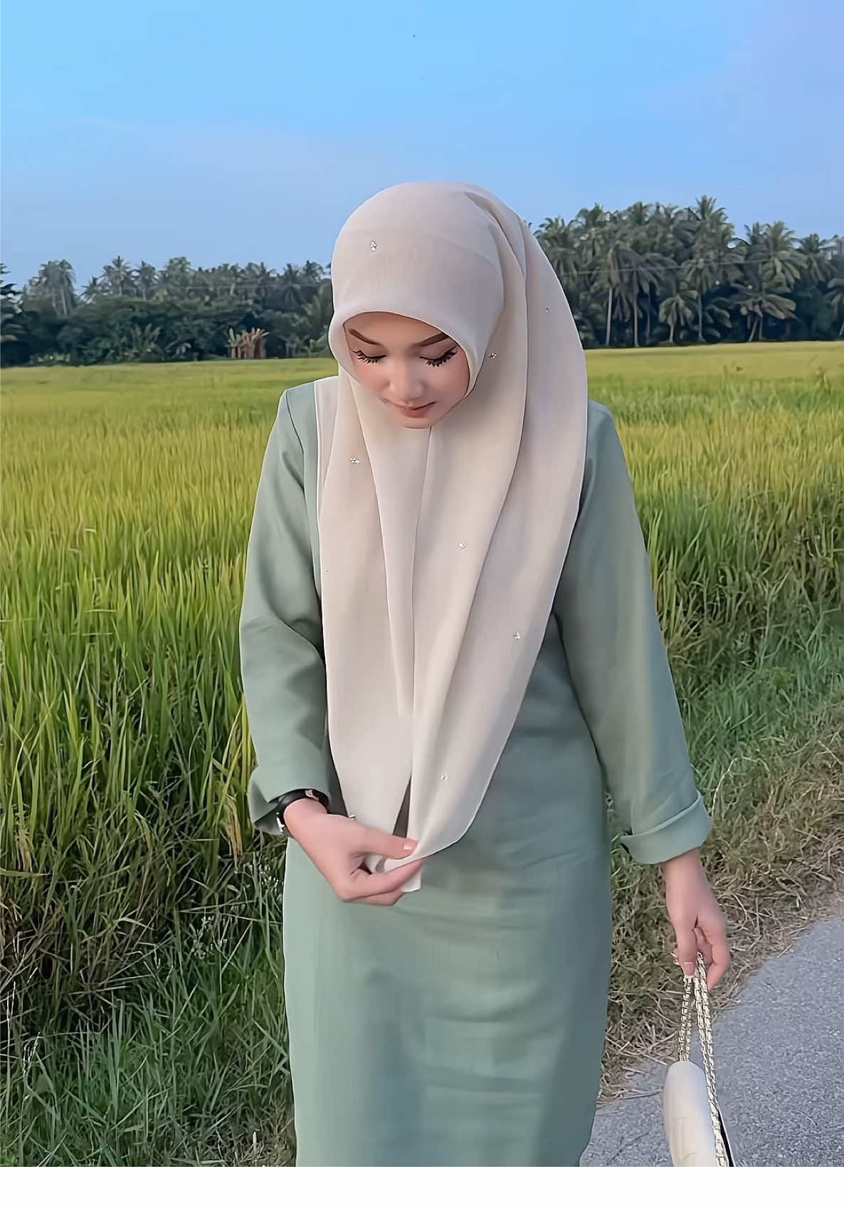 i dah ada banyak helai tudung bawal @ScFairy ni sumpah mudah bentuk n lawa  #bawal ##tudungbawal #manik #fy #outfit 