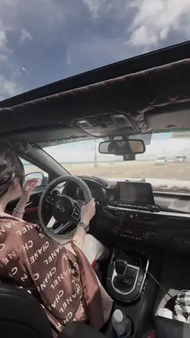 Có lẽ đến một độ tuổi nào đấy, chúng ta sẽ thôi mong chờ một cái kết đẹp, mà chỉ mong bản thân đủ vững vàng để đi qua những ngày chênh vênh. Một đi rực rỡ thì tốt, bình  thường cũng chẳng sao, đừng chèn ép bản thân quá, cũng chỉ là một đời thôi mà. Hãy tin vào cảm giác của chính mình, vì lần nào bản thân cảm thấy bất an điều đó luôn thành sự thật. Có một kiểu trưởng thành rất đẹp. Là khi bản thân biết dịu dàng với người khác, mà cũng không quên dịu dàng với chính mình. Ngàn vạn lần, mong em đừng khóc trước sự lựa chọn của mình. Hãy trở lại là chính em sau những ngày tháng lạc lối. Vốn dĩ, trong cuộc sống này, quả thực có mưa, có gió, nhưng em cũng đừng quên rằng còn có những ngày nắng ngập tràn. Nguyện cho em mỗi ngày đều giản đơn, ngẩng đầu nhìn lên đều là dịu dàng, ấm áp.