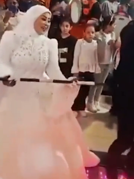 le marié s'effondre et meurt à son propre mariage alors qu'il danse avec sa mariée. #actualités #informations #drame #hommages #france🇫🇷 .