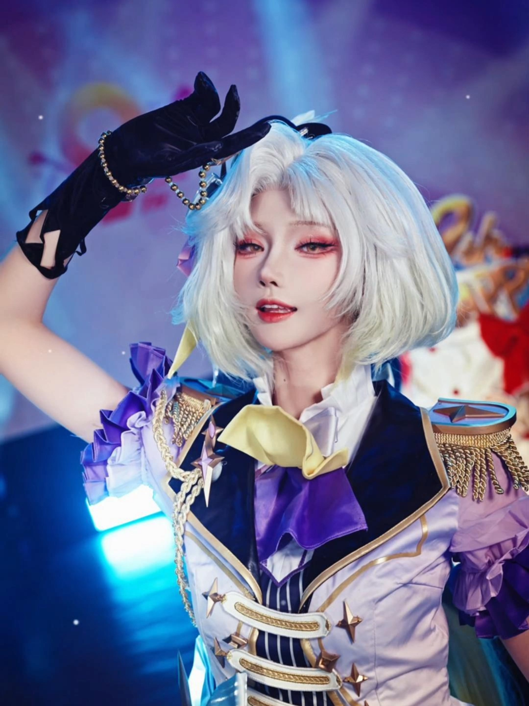 Don't scroll away! Cosplayer performance of 