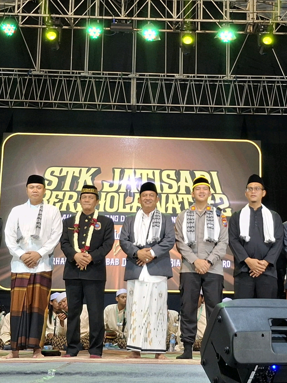 Di Desa Jatisari, gema solawat menjadi jembatan batin yang menyatukan masyarakat dalam suasana penuh kedamaian. Lantunan doa dan pujian  mencerminkan kerukunan yang tumbuh dari hati warga. Kabupaten Madiun menempatkan setiap organisasi sebagai mitra sejajar dalam membangun peradaban daerah, tanpa membeda-bedakan. Dengan merawat persaudaraan dan menyatukan langkah, pemerintah bersama masyarakat meneguhkan komitmen untuk menjaga tradisi, memperkuat iman, dan menumbuhkan solidaritas sosial. Semoga dengan adanya solawat ini menjadikan Kabupaten Madiun sebagai rumah yang rukun, damai, dan senantiasa dilimpahi rahmat #madiunkampoengpesilat #persaudaraan #kabupatenmadiun #bersahaja 