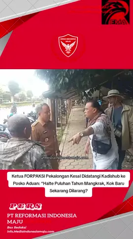 Ketegangan Pecah di Posko Pengaduan Korban PHK Outsourcing dan BLUD Pekalongan PEKALONGAN,Mediaindonesiamaju.com - 29 September 2025 — Suasana sempat memanas di Posko Pengaduan Masyarakat Korban Pemutusan Kontrak Kerja Outsourcing dan Karyawan BLUD yang didirikan Forum Peduli Outsourcing dan BLUD Untuk Aksi Pekalongan (FORPAKSI Pekalongan), Senin sore (29/9) sekitar pukul 15.04 WIB. Posko yang selama ini menjadi tempat menampung aspirasi para pekerja yang diberhentikan sepihak itu tiba-tiba didatangi Kepala Dinas Perhubungan (Dishub) Kabupaten Pekalongan, Agus Purwanto, bersama beberapa stafnya. Bukhoiri atau yang akrab disapa Jos Bus, selaku Koordinator Lapangan FORPAKSI Pekalongan, mengaku heran dengan kedatangan mendadak tersebut. Menurutnya, Agus Purwanto mempertanyakan keberadaan posko karena dianggap berdiri di atas halte yang disebut masih berfungsi sebagai fasilitas umum. “Tadi ada permasalahan apa Pak? Katanya halte ini masih berfungsi. Padahal saya tiap hari lihat, halte ini nggak dipakai, cuma mangkrak. Lah saya malah dagang di sini juga tahu kondisinya,” ujar Jos Bus kepada wartawan. Ia menyayangkan sikap pejabat Dishub yang dinilai tidak memberikan alasan jelas dan justru terkesan menekan. “Katanya halte ini masih berfungsi. Kok kenapa nggak ejen tuh? Mau ejen ke siapa? Halte bersih, nggak dipakai, udah puluhan tahun mangkrak. Kalau dilarang, saya harus ejen ke mana?” tegasnya. Menurut Jos Bus, dialog sempat berlangsung panas karena pernyataan yang dilontarkan Kepala Dishub dinilai kurang etis. “Namanya Pak Agus, Kepala Dishub Kabupaten Pekalongan ya. Tapi tadi ngomongnya udah nggak enak. Masa ngomongnya halte masih berfungsi, digunakan begini nggak izin? Lah kalau izin kan urusannya kalau mengganggu jalan. Ini kan jelas nggak mengganggu jalan, halte udah lama nggak dipakai,” paparnya. Meski di akhir pertemuan pihak Dishub menyampaikan permintaan maaf, Jos Bus memastikan posko pengaduan tidak akan dibubarkan. “Saya dari Polsek, Polres juga sudah izin. Kita taat hukum. Posko ini bukan untuk bikin masalah, tapi wadah menampung aspirasi pekerja outsourcing dan BLUD yang diputus sepihak. Mereka punya keluarga, istri, suami, anak. Kalau kita nggak peduli, siapa lagi yang mau peduli?” tandasnya. FORPAKSI Pekalongan diketahui dibentuk sebagai respons atas pemutusan kontrak sepihak terhadap ratusan pekerja outsourcing dan BLUD di lingkungan Pemkab Pekalongan sejak 2022 hingga 2024. Posko pengaduan yang mereka dirikan kini bukan sekadar tempat dokumentasi kasus, tetapi juga simbol perlawanan masyarakat terhadap dugaan praktik ketidakadilan dalam sistem ketenagakerjaan di instansi pemerintah. Hingga berita ini diturunkan, FORPAKSI menyatakan akan tetap bertahan dan membuka ruang dialog bagi semua pihak yang ingin menyelesaikan persoalan ini secara adil dan bermartabat. #jawatenggah #viral #breakingnews #pekalongan #pekalongan24jam 