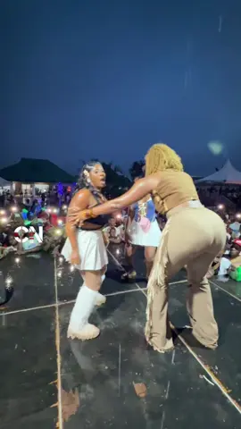 Break My waist (BMW) challenge with two ladies and the women king 👑 @Wendy Shay  on stage @Khofi Ace  
